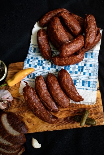 Landlige pølser «til kål», lett røkt